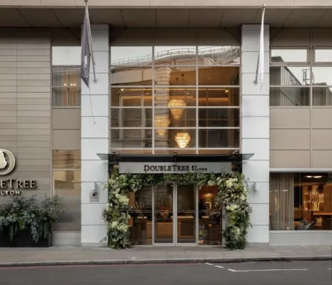 DoubleTree by Hilton London Victoria Exterior Photos