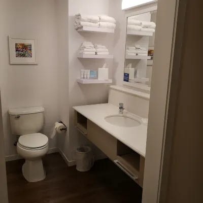 Hampton Inn & Suites by Hilton Truro Rooms Photos