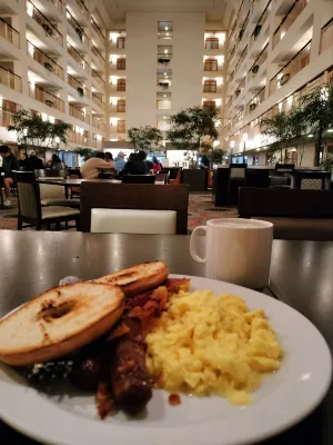 Embassy Suites by Hilton Chicago O'Hare Rosemont Dining Photos