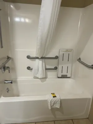 Days Inn by Wyndham Windsor Locks / Bradley Intl Airport Rooms Photos