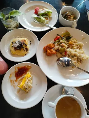 Quest Hotel Darmo Surabaya Makanan Photos