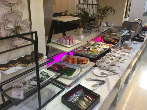 Daima Hotel Padang Makanan Photos