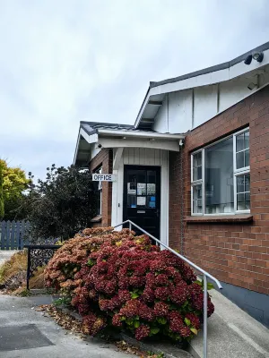 Colonial Lodge Motel Photos