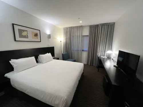 Causeway 353 Hotel Rooms Photos