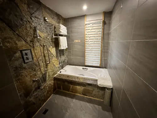 Lijiang Fengyasong Wenjinyuan Chinese Inn · Naxi Guyuan Camere Photos
