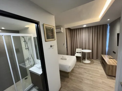 Prom Hotel Kamar Photos