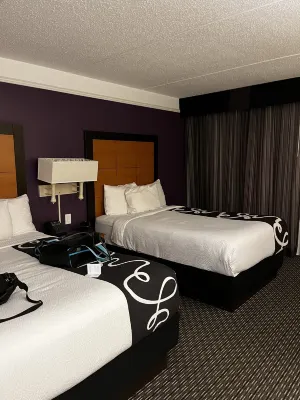 La Quinta Inn & Suites by Wyndham Raleigh Durham Airport Rooms Photos
