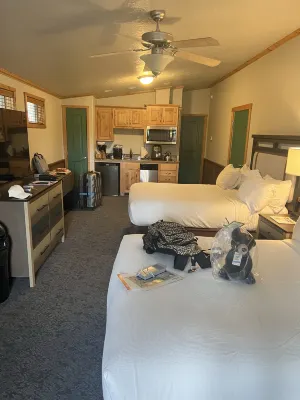 Explorer Cabins at Yellowstone Camere Photos