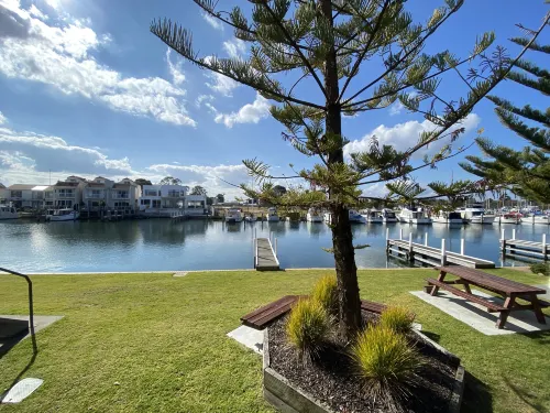 Mariners Cove Waterfront Motel and Apartments Near Hotel Photos