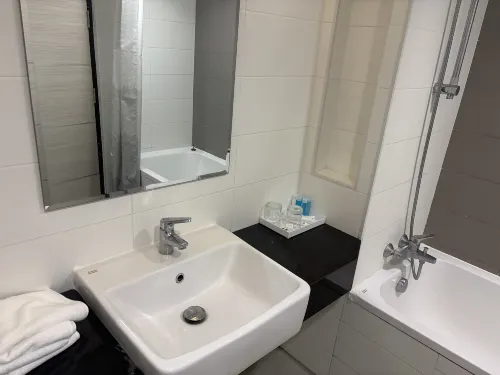 Prom Hotel Kamar Photos