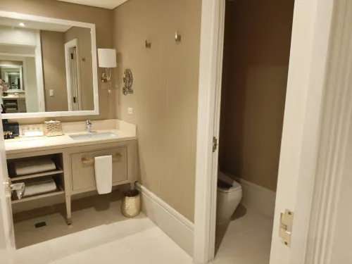 Royce Hotel & Casino Kamar Photos
