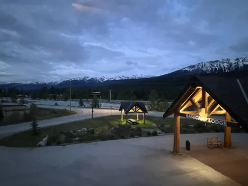 Basecamp Lodge Golden Near Hotel Photos