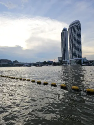 Riva Surya Bangkok À proximité de l'hôtel Photos