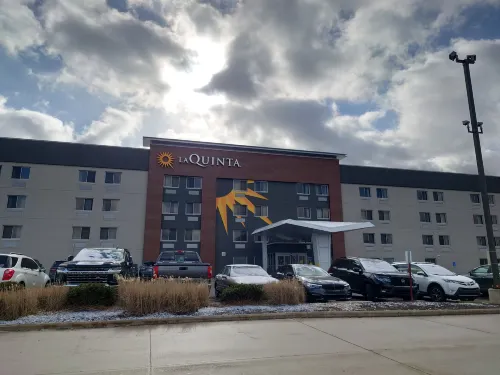 La Quinta Inn & Suites by Wyndham Cleveland - Airport North Public Areas Photos