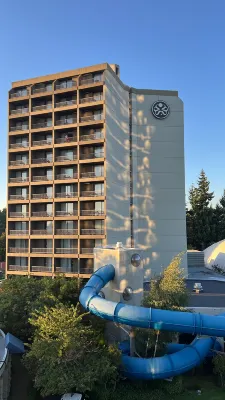Sandman Signature Vancouver Airport Hotel & Resort Photos