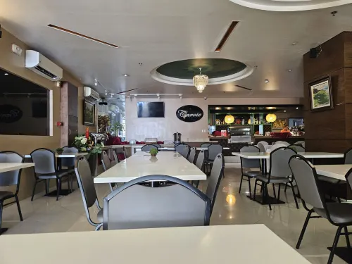 Allure Hotel & Suites Restauration Photos