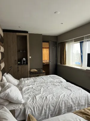 XO Hotels Blue Tower Zimmer Photos