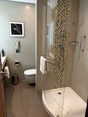 Hilton Garden Inn Dubai Al Muraqabat - Deira Chambres Photos