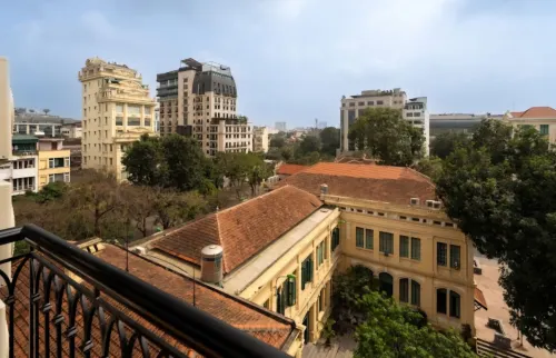 Evelyn Phong cách Đông Dương thanh lịch tại trung tâm Hà Nội Xung quanh Photos