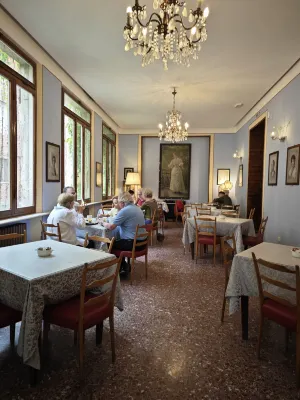 Royal Victoria Hotel Photos
