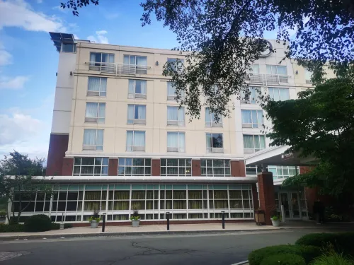 DoubleTree by Hilton Hotel Boston Bayside Exterior Photos
