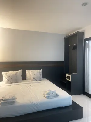 Well Timed Hotel Kamar Photos