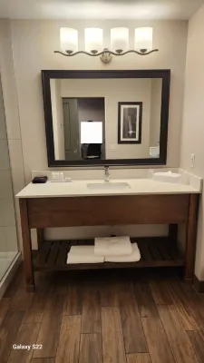 Wingate by Wyndham Calgary Airport Zimmer Photos