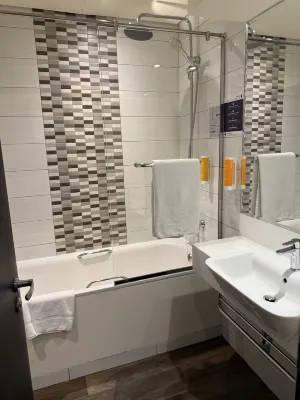 Premier Inn Dubai Ibn Battuta Mall Camere Photos
