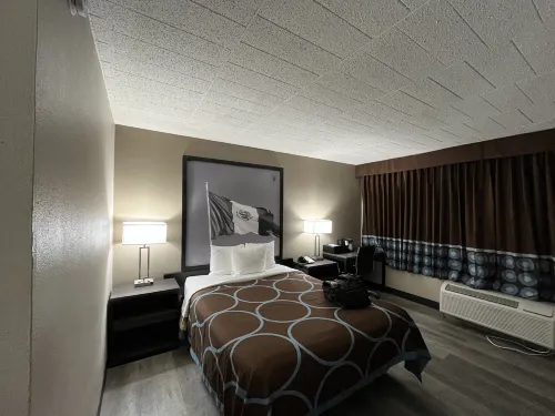 Super 8 by Wyndham Laredo Zimmer Photos