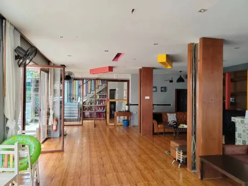 Madam House Patong Area Publik Photos