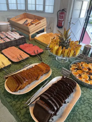 Sant Jordi Hostels Lisbon Dining Photos
