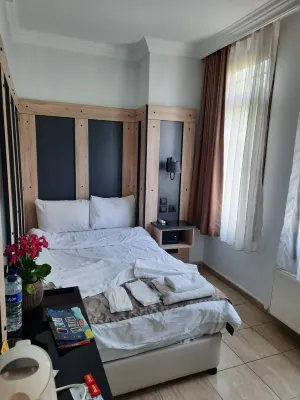 Galley Hotel Kamar Photos