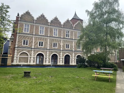 Safestay London Kensington Holland Park Photos