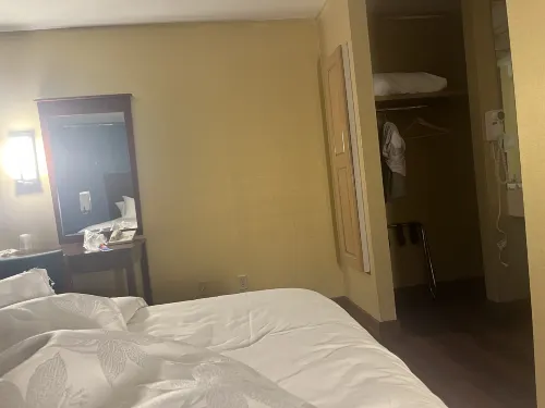 Quality Inn & Suites Airport West Rooms Photos