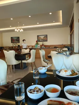 AU Place Hotel Dining Photos