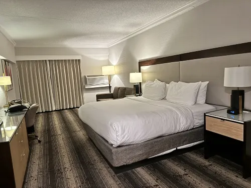 Crowne Plaza Edison Rooms Photos