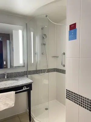 Hampton by Hilton London Gatwick Airport Rooms Photos
