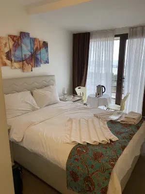 Galley Hotel Kamar Photos