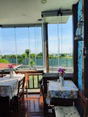 Galley Hotel Makanan Photos