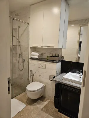 THE FACE Suites Hotel Kamar Photos