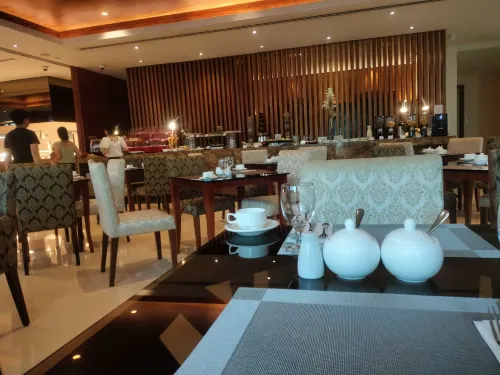 City Garden Grand Hotel Makanan Photos