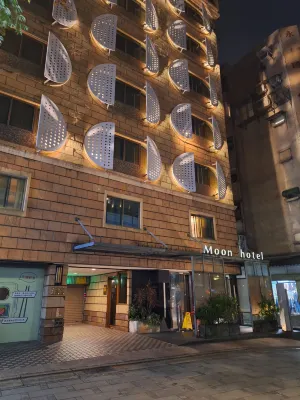 The Moon Hotel Extérieur Photos
