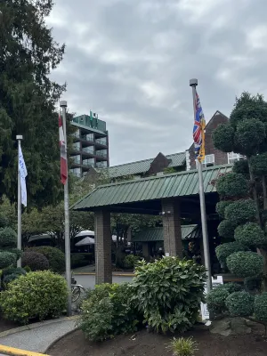 Harrison Lake Hotel Photos
