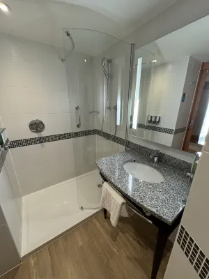 Hampton by Hilton London Gatwick Airport Rooms Photos