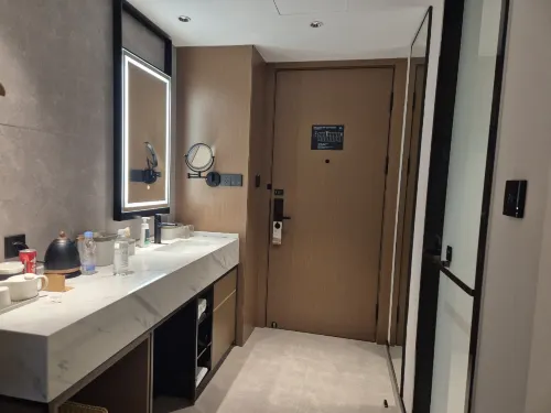 Yanji Aiya Movie Viewing Apartment Kamar Photos