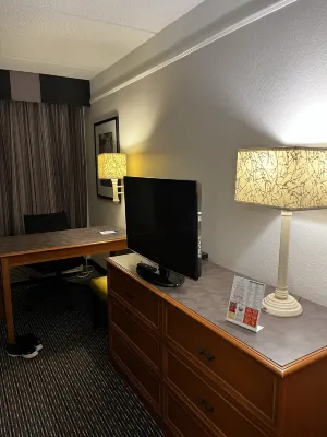 La Quinta Inn & Suites by Wyndham Raleigh Durham Airport Rooms Photos
