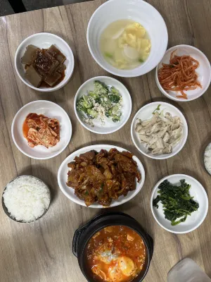 I House Chinchin Ruokailu Photos