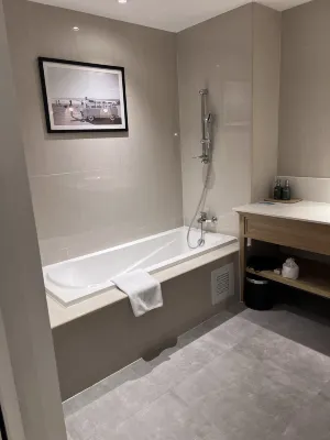 Outrigger Surin Beach Resort Номера Photos