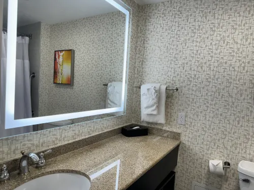 Crowne Plaza Edison Rooms Photos