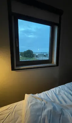 Ibis Styles London Gatwick Airport Rooms Photos